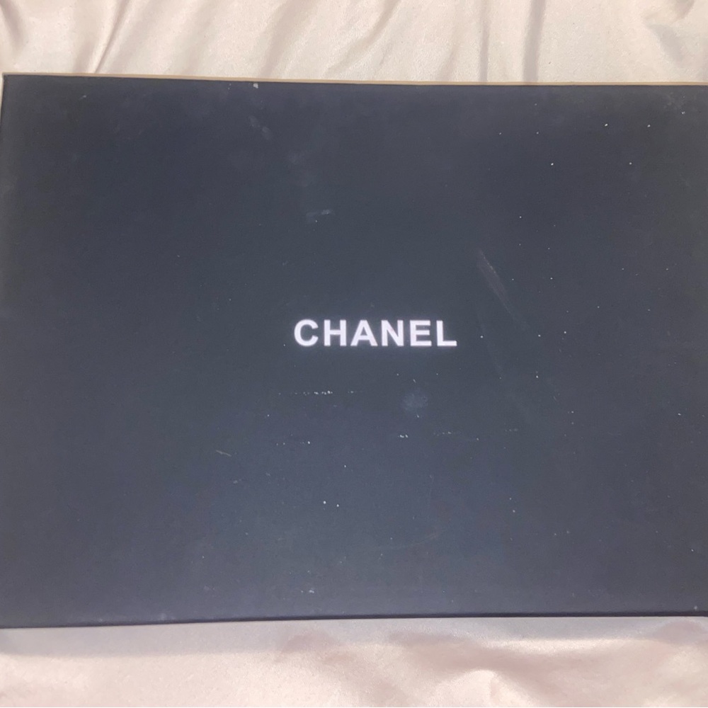 Chanel Pouch - Picture 6 of 7